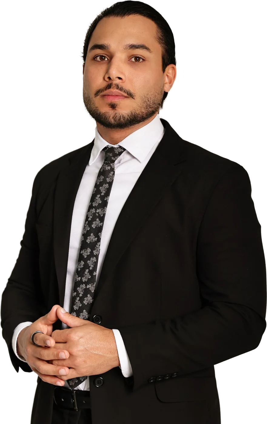 Dr. Luan Lins de terno preto, de braços cruzados à frente do corpo