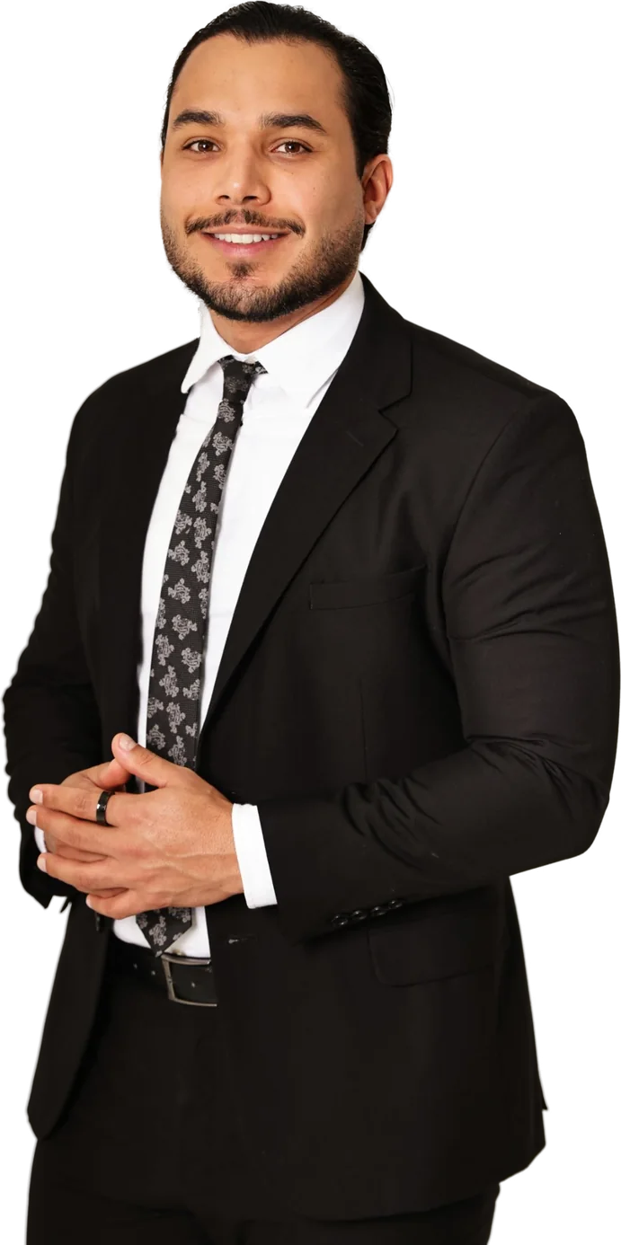 Dr. Luan Lins sorrindo, de terno preto